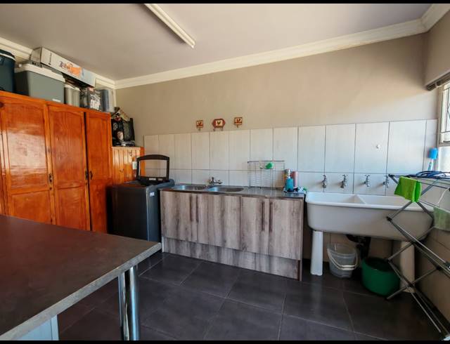 4 BEDROOM HOUSE FOR SALE IN THREE RIVERS EAST